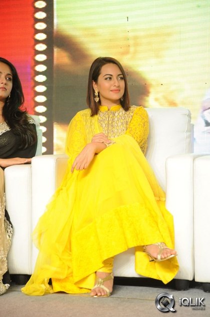 Sonakshi-Sinha-at-Lingaa-Movie-Audio-Success-Meet